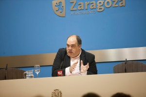 El Consejero municipal de Acción Social, Roberto Fernández, en la rueda de prensa
